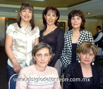 16032007 Paty en compañía de algunas invitadas a su fiesta de cumpleaños.