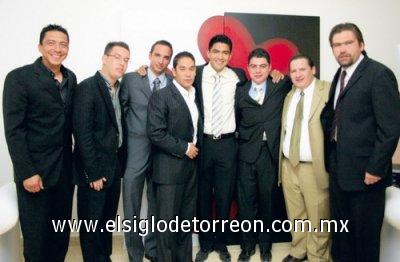 Salvador, Donato, Jesús, Jorge, Francisco, Roberto y Oscar acompañando al novio.