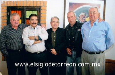 INTERESANTE REUNIÓN
Adolfo Garza, Miguel Ramos, Jesús Campos, Eduardo Herrera y Hugo García.