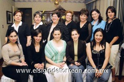 LA DESPIDEN SUS AMIGAS
Esther Stens, Mónica de Sada, Rosalinda de Jiménez, Rosalinda de Castro, Rosario de Aranzabal, Linda de Tamayo, Lorena de Braña, Marcela de Pruneda, Marcela de Carmona, Lorena Villar y Susana Beltrán del Río de Issa.