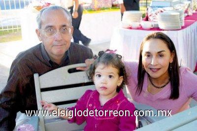 Rogelio Barrios y Lupita Hinojosa de Barrios junto a su nieta Valeria.