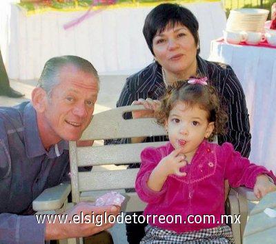 La festejada junto a sus abuelos Wagin Saade Núñez y Merry Faccuseh de Saade.