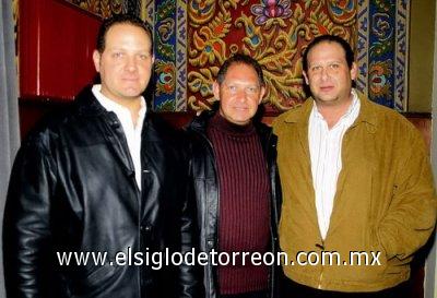 En el concierto de Juan Carlos Esparza
Mauricio y Alfredo Mafud y Víctor Kaim.