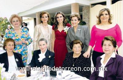 Enriqueta Reed de Murra, Rosa T. de Murra, Gaby C. de Murra, Victoria M. de Murra, Alicia Murra Marcos, Laura Galera de Padilla, Hilda Pérez de Calderón y Marivi Murra acompañando a la novia.