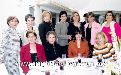 Ileana Padilla Galera junto a Alicia Murra de Estrada, Kiki Bonilla de Murra, Yolanda de Murra, Cony de Murra, Alicia Jaime, Laurencia Martínez de González, Carmen de Etemad-Amini, Tensi Murra de Díaz Flores, Rosario Tueme de De la Garza, Paty Zarzar de Murra y Marivi Murra.