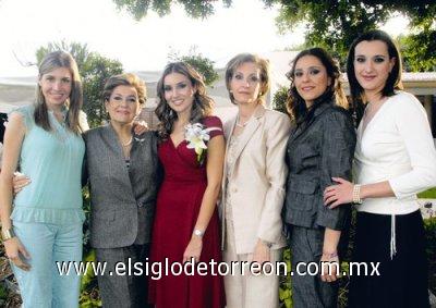 Ana Laura Padilla, Laura Galera de Padilla, la novia, Hilda Patricia Pérez de Calderón, Ana Cristina e Hilda Calderón Pérez.