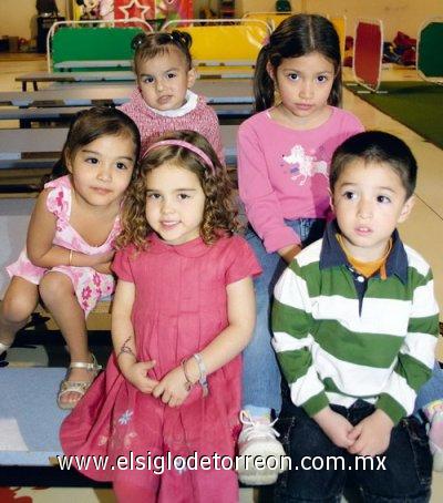 Alexia, Sofía, Alejandra, Andrea y Memo.