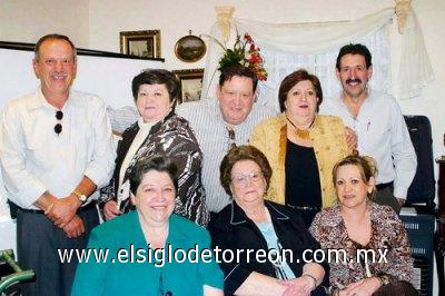 Cumple 85 años
La festejada junto a sus hijos Alberto, Laura, Ignacio, Pita, Gerardo, Tules y Susana    Martínez.