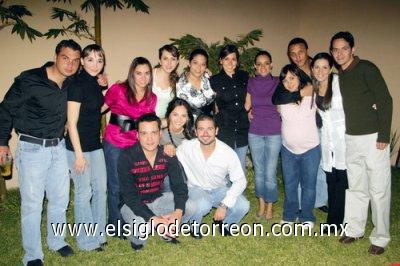 Divertida despedida
Natalia Hinojosa de Corres, Ángel Corres, Marthy Dávila, Helwe Dabdou, Suyín Wong, Yolanda Velásquez de Zurita, Elizabeth Agüero, Arturo García, Tuty Valles de García, Lorena González, Manolo Jaidar, Enrique Cervantes, Marcela Foglio y Beto Ruiz