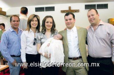 Ricardo y Martha Barrios, Marcela y Alfredo Leal y Carlos Leal Peña junto al pequeño Alfredo.