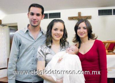 Felipe, Marcela y Laura Pérez junto a Alfredo Leal Pérez.