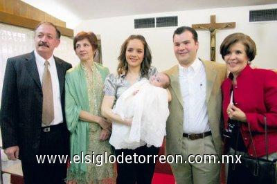 El pequeño Alfredo junto a sus abuelos Felipe Pérez Flores y Laura Sánchez de Pérez, sus padres Marcela Pérez de Leal y Alfredo Leal Peña y su abuelita Martha Peña de Leal.