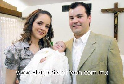 Emotivo bautizo
Alfredo Leal Pérez junto a sus padres Marcela Pérez de Leal y Alfredo Leal Peña.