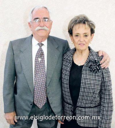 Alegre festejo
Luis Medina y Laura Ceniceros de Medina.