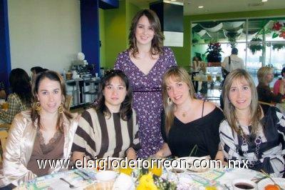 Verónica Saracho de Murillo, Maru Villarreal, Alejandra Sánchez de Necochea y Olga de Pérez junto a la festejada.