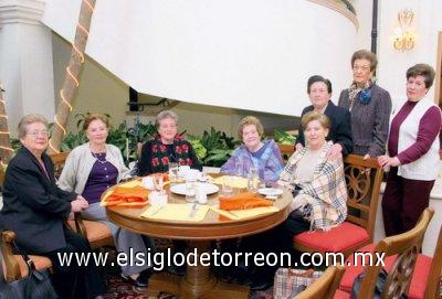 Grata reunión
Lety Gómez, Chelito de González, Anita Amarante, Esperanza Vera, Chelito Martínez, Maty Valdéz, Lupita Cabello y Zoila de Pérez.