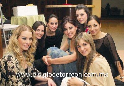 Karla Villarreal de Salazar, Paulina Delgado, Soraya Zreik, Nidia Dávila, Ileana del Río de Aguirre y Laura de la Parra de Baca con la festejada.