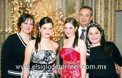 Encantadores XV años
La festejada junto a sus papás Eduardo Fernández Eloseguí y Alejandra Bitar de Fernández, así como sus hermanas Alicia y Ángela Fernández Bitar.