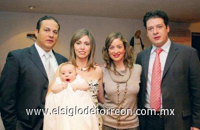 Daniela Ibargüengoytia Madero junto a sus papás Eduardo Ibargüengoytia García y Katia Madero de Ibargüengoytia y sus padrinos Mayte Amarante y Yaco Reimers.