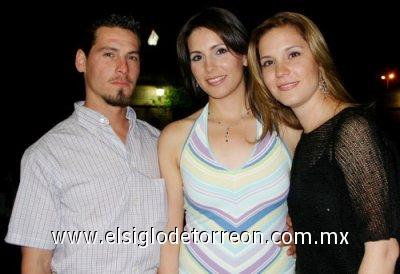 19032007
Cecilia junto a su hermano Gerardo y su hermana Mary Tere Hinojosa Lugo.