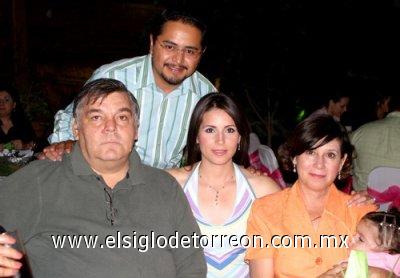 19032007
La festejada junto a su novio Eleno García y sus padres, Gerardo Hinojosa y Tere Lugo.