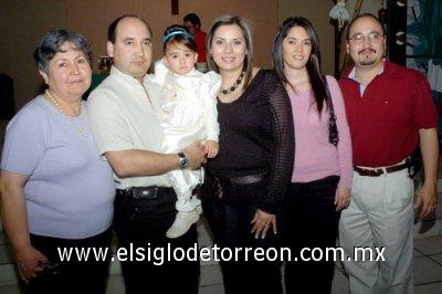 27032007
La pequeña Daniela Luviano juto a Vivianade Luviano, Claudia Luján, Santiago Luviano, Graciela Reyes y Arturo Luján, en su fiesta de cumpleaños