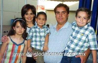 27032007
Mauricio Hamdan Núñez, con sus padres Jorge Hamdan  Huereca y Nancy Núñez de Hamdan y sus hermanos Paola y Jorge