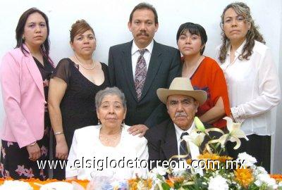 25032007
Don Francisco y doña Guadalupe acompañados de sus hijos Ernesto, Victoria, Irene, Guadalupe y Asunción de Luna Santana.