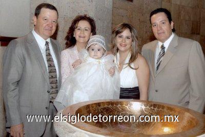 30032007
La pequeña Camila con sus padres, Socorro Zamora de Magaña y Manuel Magaña y sus padrinos, Juan Fernando González Rubio y Susana Elías de González