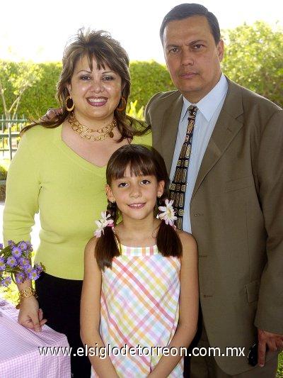 31032007 Mary Gaby acompañada de sus padres Salvador y Gaby Treviño