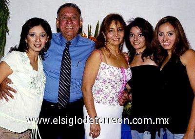 31032007
Señora María del Socorro Mares de Sánchez, junto a su esposo Luis Roberto Sánchez y sus hijas Lety, Diana y Rocío