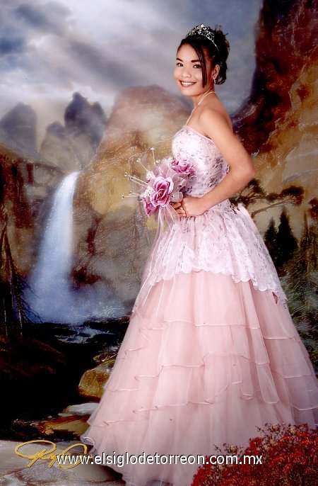 Srita. Janeth Agüero Rodríguez, en una fotografía de estudio con motivo de sus quince años.