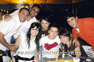 Alex Flores, Ana María Ortiz, Mike Salinas, Valeria Jardón, Pancho Towns, Pancho Castro y Brenda Llorens