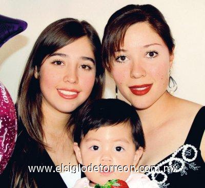 CUMPLE SU PRIMER AÑO
La festejada junto a su tía Lorena Viesca y su mamá Alicia Viesca de Soto.