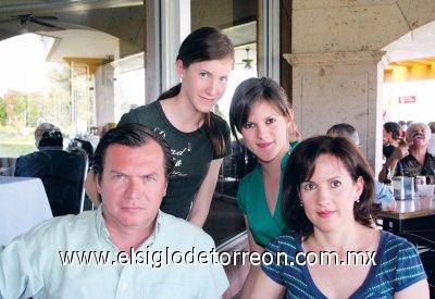 Aniceto Izaguirre Martín y Maylen de Izaguirre con sus hijas Paulina y Fernanda Izaguirre.