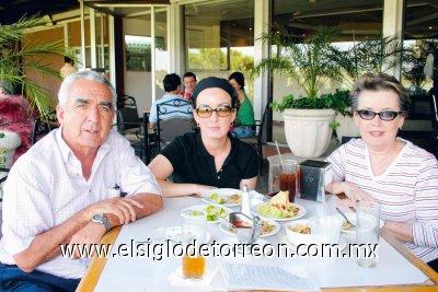 Ramón Ávila Garza, Mónica Ávila Rivera y Leticia Rivera de Ávila.