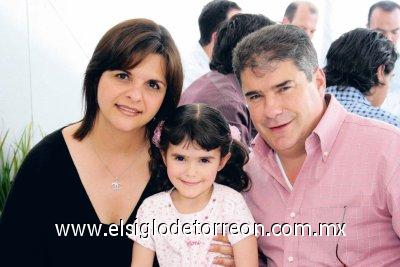 Cristy, Sofía e Iñaki Belausteguigoitia.