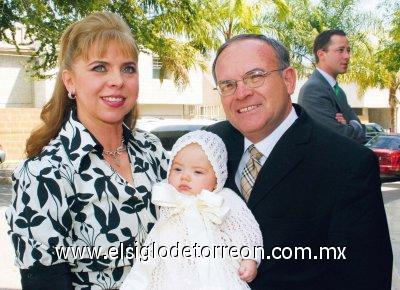 Carlos Martínez Belausteguigoitia con sus abuelos Carlos Martínez y Aurora de Martínez.