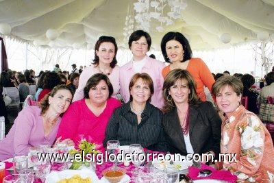 Lupita Villarreal de Estrada acompañada de Coty de Martín, Nena de Villarreal, Pily de González, Lizy de Papadopulos, Nena de Díaz de León, Marcela de Amarante y Esperanza de Fernández.