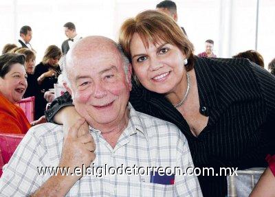 Padre Luis González junto a la festejada Lupita Villarreal de Estrada.