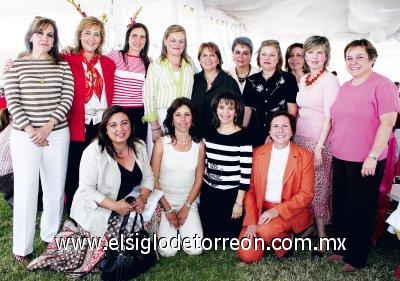 LA SORPRENDEN EN SU CUMPLEAÑOS

Lupita Villarreal en compañía de Marcela de la Garza, Pilar González, Emilia Jerez, Ma. Estela Bracho, Rosario Llaguno, Mónica Labastida, Carmen Llaguno, Silvia Jerzo, Marcela del Bosque, Alejandra Arriaga, Lupita González, Lupita Palomera, Maruca Falcón, Leonor Domínguez y Enriqueta Cepeda.