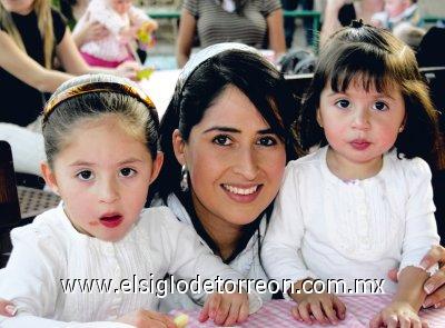 Bárbara Luevanos junto a sus hijas Bárbara y Samantha Nahle.