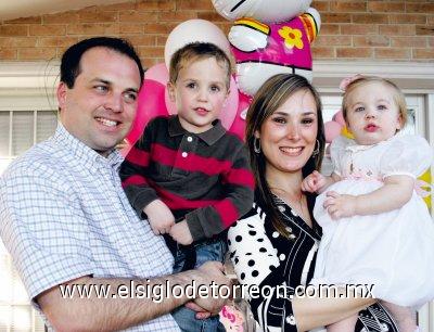 DIVERTIDA PIÑATA
Jorge Pérez Garza, José Andrés Pérez, Rosario Sirgo de Pérez y Ana Carmen Pérez.