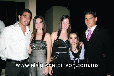 Daniel Cepeda, Luisa, Jimena y Andrea Espada; junto a Pablo Larrinaga.