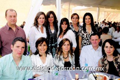 Frida G. de González, Donaciano González, Laura Chao, Marcela y Carlos González, Ana Isabel Salum, Rocío y Marcela González, Adriana y Lorena Salum y Alfredo González.