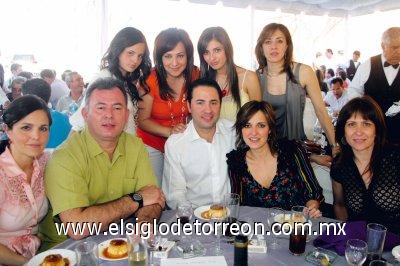 Mary Pili Cabranes de Ortueta, Juan Ortueta, Manuel Villegas, Rocío Cabranes, Marisela Iriarte, Vivis García, Cony Valdéz, Paola y Andrea Ortueta.