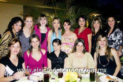 Ivett de González, Erika de Barbosa, Lilia de Mortera, Mónica de Enríquez, Lorena de Galindo, Victoria de Alfani, Ana de Orozco, Chela de Olay, Elizabeth de Aranda, Silvia de Segura, Paty de Soler y Fabiola de Fahur acompañando a la festejada.