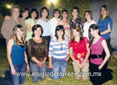 Familia Garza: Angelina, Lety, Ana, Paty, Susy, Sofia, Angelina, Susy, Gaby, Magdalena, Lety, Mony y Gaby.