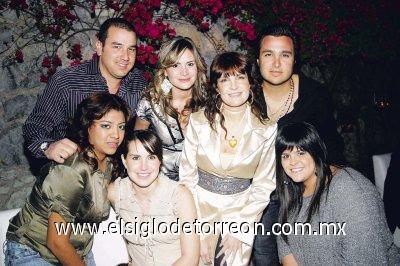 Ricardo Becerra, Sandra Cabrera de Bitar, Mary Carmen Espada, Jesús Bitar, Maritere Bitar, Mary Fer Gutiérrez y Valeria Berlanga.