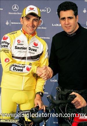 El ex ciclista Miguel Indurain (der.), miembro de la Academia Laureus, y el ciclista Javier Otxoa, nominado a los Premios Laureus en la categoría Mejor Deportista discapacitado.